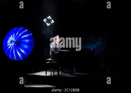 Odense, Danimarca. 11 agosto 2016. Il cantante, cantautore e musicista britannico Chris De Burgh esegue un concerto dal vivo presso il Den Fynske Landsby di Odense. (Foto di credito: Gonzales Photo - Kent Rasmussen). Foto Stock