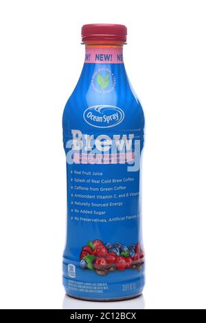 IRVINE, CALIFORNIA - 8 GIUGNO 2020: Una bottiglia di Ocean Spray Brew, una Cofana fredda con aroma di mirtillo e mirtillo. Foto Stock