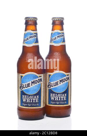 IRVINE, CALIFORNIA - 12 GIUGNO 2020: Due bottiglie fredde di Blue Moon Belga Bianco Ale con condensazione isolato su bianco con riflessione. Foto Stock