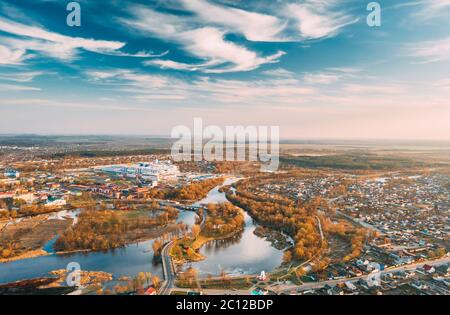 Dobrush, Regione di Gomel, Bielorussia. Vista aerea del paesaggio urbano Skyline in autunno Foto Stock