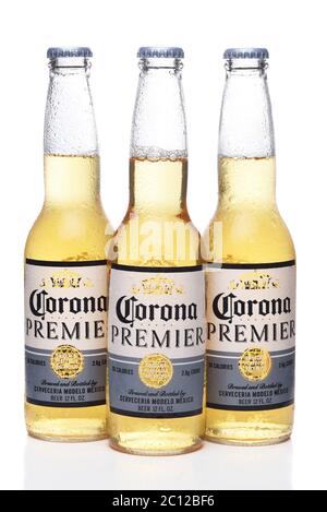 IRVINE, CALIFORNIA - 12 GIUGNO 2020: Tre bottiglie fredde di birra Corona Premier con condensazione isolata su bianco con riflessione. Foto Stock