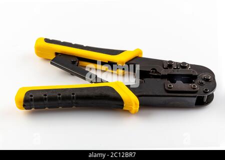 Kit pinza a crimpare RJ45, pinza a crimpare. Kit di pinze a crimpare per dati isolati su sfondo bianco. Foto Stock