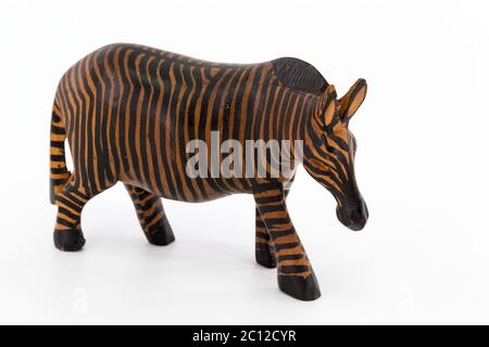 Una figura di legno di una zebra su sfondo bianco Foto Stock