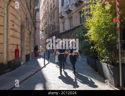 Genova - 18 agosto 2019: Ufficiali della polizia locale camminando per la via di Genova, regione Liguria, Italia Foto Stock