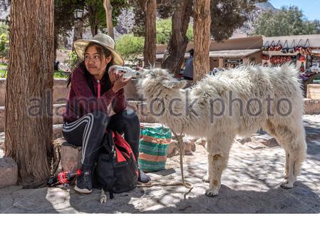 Argentina - Tilcara Jujuy - Settembre 2019 - gente che salmorzando en un ristorante de Tilcara - gente che pranza in un ristorante a Tilcara Foto Stock