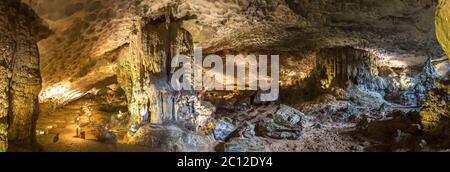 Panorama di enorme grotta nella baia di Halon, Vietnam in una giornata estiva Foto Stock