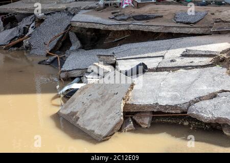 Earthen diga strada vicino Sanford, MI USA. 6-11-2020, l'allevamento e l'allagamento della diga originali avvenuti 5-20-2020, da James D Coppinger/Dembinsky Photo Assoc Foto Stock