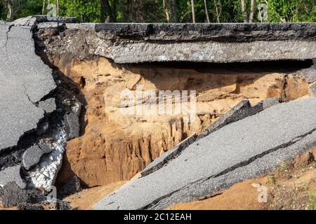 Earthen diga strada vicino Sanford, MI USA. 6-11-2020, l'allevamento e l'allagamento della diga originali avvenuti 5-20-2020, da James D Coppinger/Dembinsky Photo Assoc Foto Stock