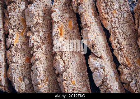 fette di pane marrone rustico su un tavolo da cucina primo piano Foto Stock