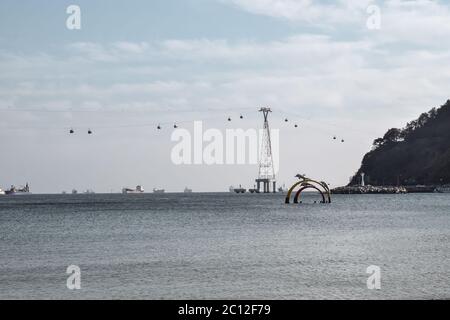 Funivia e scultura in ferro su una spiaggia di Gwangan a Busan Corea del Sud Foto Stock