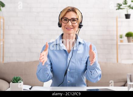 Apprendimento remoto. Tutor femminile professionista che dà lezione di lingua online Foto Stock