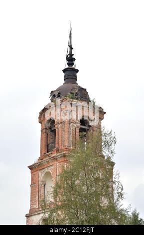 La chiesa distrutta di San Nicola nel villaggio Priluki. Foto Stock