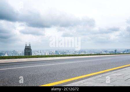 Paesaggio urbano e sullo skyline di Shanghai dal vuoto strada asfaltata Foto Stock