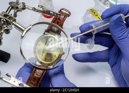 La polizia scienziato che lavora nel laboratorio Criminalistic, vittima di analisi di clock per omicidio, immagine concettuale Foto Stock