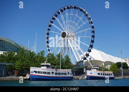 CHICAGO, il -31 MAGGIO 2020- Vista della ruota panoramica Centennial Ferris nel Navy Pier sul lago Michigan a Chicago, Illinois, Stati Uniti. Foto Stock