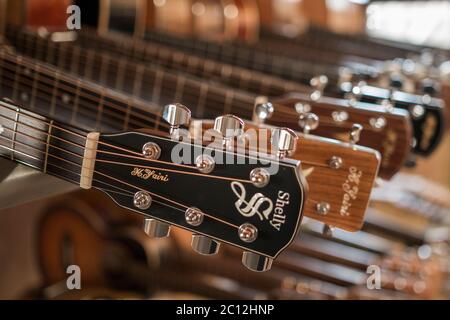 Chitarre e ukelele in produzione presso la fabbrica di chitarra Yairi a Kani City, Giappone Foto Stock