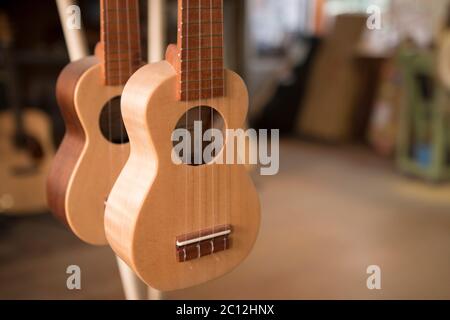 Chitarre e ukelele in produzione presso la fabbrica di chitarra Yairi a Kani City, Giappone Foto Stock