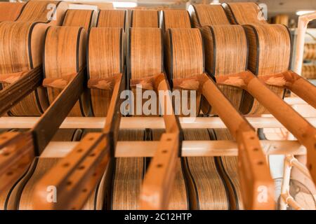 Chitarre e ukelele in produzione presso la fabbrica di chitarra Yairi a Kani City, Giappone Foto Stock