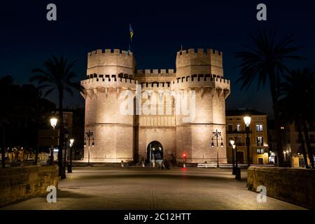 Serrano Torri illuminate di notte una delle porte delle mura medievali originali della città, Valencia, Spagna. Foto Stock