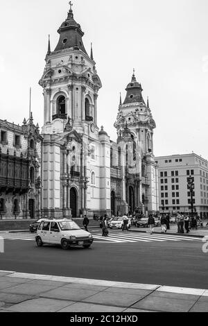 Vita cittadina di fronte alla Cattedrale della Basilica presso Plaza Mayor a Lima, Perù Foto Stock