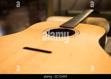 Chitarre e ukelele in produzione presso la fabbrica di chitarra Yairi a Kani City, Giappone Foto Stock