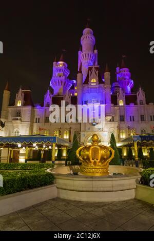 SINGAPORE - Aprile 30: Il 30 Aprile 2016 il Magic Castle nel parco Universal Studio all'Isola di Sentosa a Singapore Foto Stock