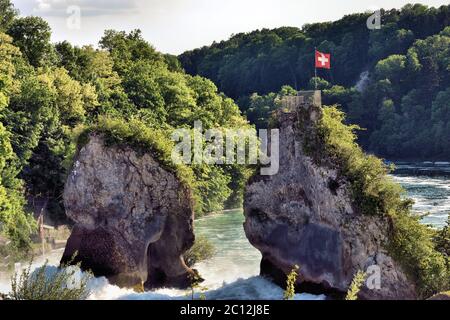 Roccia nel mezzo delle cascate del reno a Sciaffusa Svizzera 20.5.2020 Foto Stock