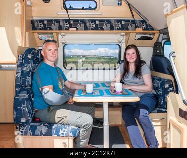 Garriluca, Cork, Irlanda. 13 Giugno 2020. Mariusz Skorupa e Katarzna Rokita di Timoleague gustando un caffè nel loro campervan a Garrylucas, Co. Cork, Irlanda.- credito; David Creedon / Alamy Live Newsr Foto Stock