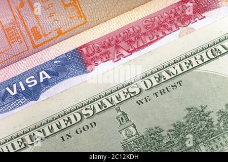 Visto americano a pagina del passaporto internazionale e dollari USA, closeup Foto Stock