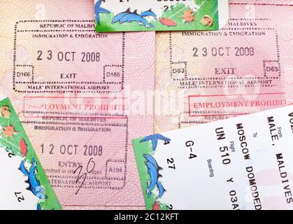 Passaporto aperto con i francobolli per visti Maldive e biglietti aerei per il pass di boading Foto Stock