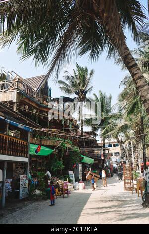 Strada principale su un villaggio tropicale di Koh Rong Cambogia Foto Stock