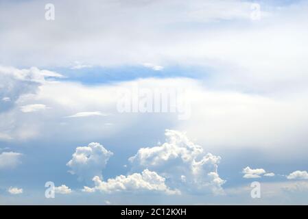 Cielo blu e nuvole. Foto Stock