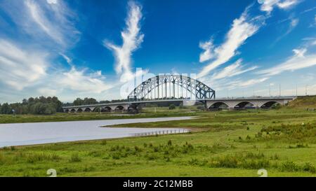 Grande ponte di IJssel traffico di auto blu che attraversa il fiume IJssel a Zwolle, Overijssel nei Paesi Bassi.Vista dal parco Het Engels werk. Foto Stock