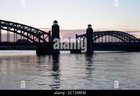 Fiume Neva e Ponte Pietro il Grande. Foto Stock