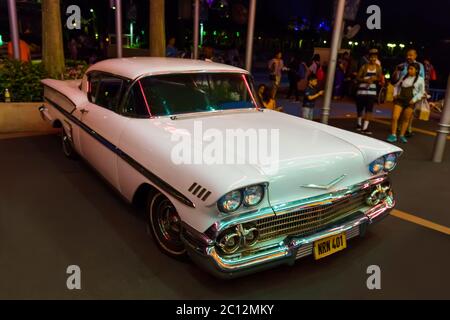 SINGAPORE - Aprile 30: Auto retrò nel parco Universal Studio all'Isola di Sentosa a Singapore il 30 Aprile 2016 Foto Stock