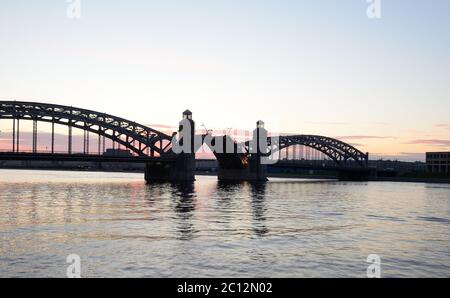 Fiume Neva e Ponte Pietro il Grande. Foto Stock