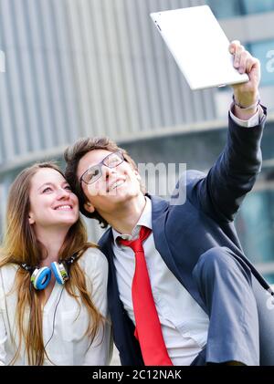 Giovane coppia di lavoro che fa foto selfie con tablet Foto Stock