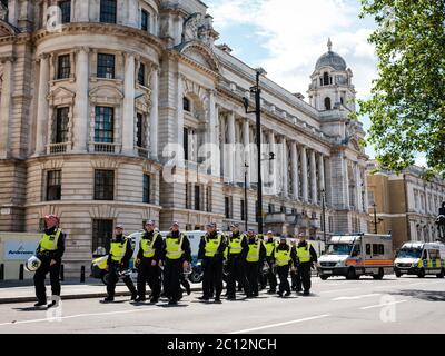 Londra, Regno Unito. 13 Giugno 2020. Polizia a piedi lungo Parliament Street. I contronadimostranti, costituiti da sostenitori nazionalisti membri della Lega della Difesa inglese (EDL) e da tifosi di Tommy Robinson, si riuniscono per protestare contro i danni arrecati alle statue, come Winston Churchills, e la successiva rimozione delle statue scatenate dai danni arrecati durante le proteste della Black Lives Matter a Londra, Regno Unito. Credit: Yousef al Nasser/Alamy Live News Foto Stock