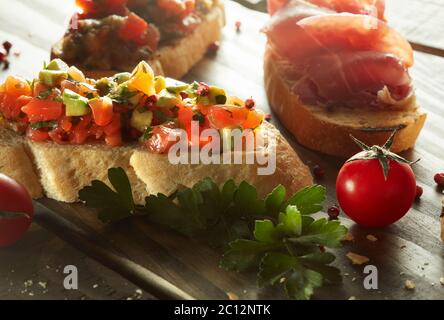 Piastra del assortiti antipasto italiano la bruschetta Foto Stock