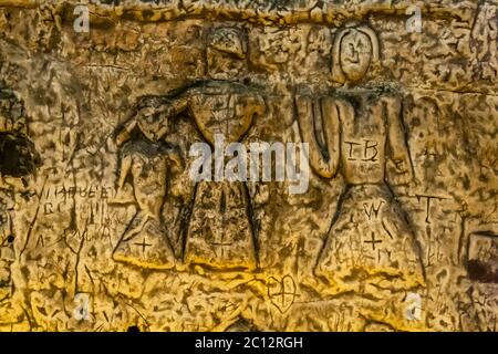 Recenti ricerche sul disegno delle corone, delle spade e dei costumi in Royston Cave suggeriscono che le sculture sono state fatte intorno alla metà del 13th ° secolo. Royston Cave in Katherine's Yard, Melbourn Street, Royston, Inghilterra Foto Stock