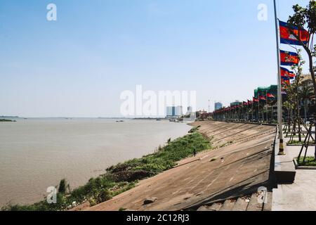 Decorazione bandiera sul fiume Mekong in Phnom Penh Cambogia Foto Stock