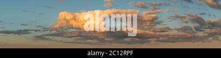 panorama skyline - bellissimo cielo tramonto con nuvole rosse nel cielo blu Foto Stock