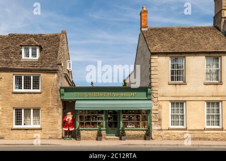 Il negozio di Natale. In una piccola città britannica, un'azienda di Natale si trova tra due edifici di appartamenti Foto Stock