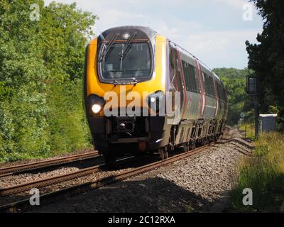 Cross-scountry by Arriva Class 220 Voyager passa Claydon in Oxfordshire sulla strada da Bournmouth a Manchester Foto Stock