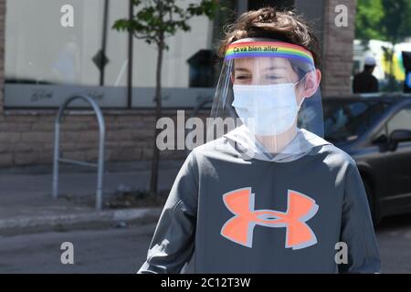 Ragazzo che indossa maschere facciali e visiere di protezione durante il Pandemic Covid-19 a Montreal Canada (modello rilasciato) Foto Stock