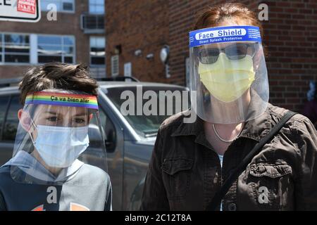 Madre e figlio indossano maschere facciali e visiere di protezione durante il Pandemic Covid-19 a Montreal Canada (modello rilasciato) Foto Stock