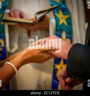 Scambio di anelli da sposa durante il servizio anglicano. Matrimonio britannico a South Cambridgeshire, Inghilterra Foto Stock