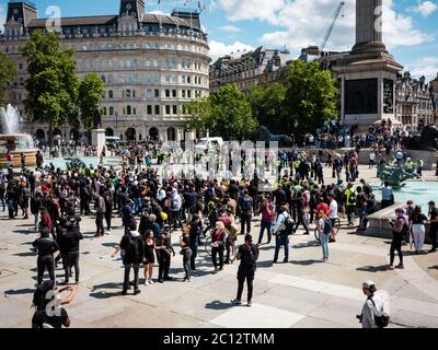 Londra, Regno Unito. 13 Giugno 2020. Centinaia di membri di gruppi nazionalisti di estrema destra, tra cui la Lega della Difesa inglese (EDL) si riuniscono per protestare contro la rimozione e i danni a monumenti e statue che sono stati colpiti dai manifestanti della materia Black Lives a causa dei loro legami con il razzismo e il commercio degli schiavi. Credit: Yousef al Nasser/Alamy Live News Foto Stock