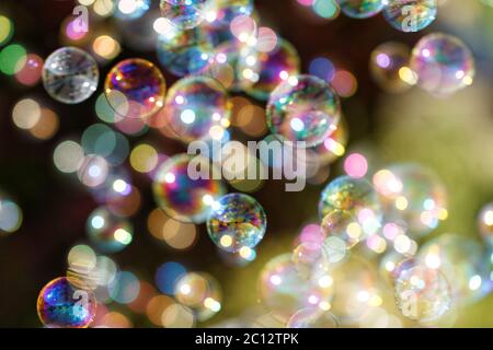 L'arcobaleno bolle dal ventilatore di bolle Foto Stock