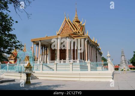 Tempio dorato turistico nel Palazzo reale di Phnom Penh in Cambogia Foto Stock